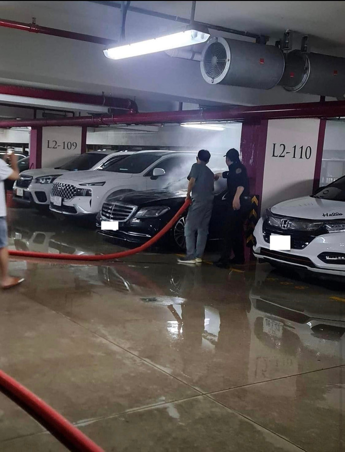 Nhờ sự phát hiện kịp thời của hàng xóm, chiếc xe bốc cháy của Duy Mạnh đã được dập tắt