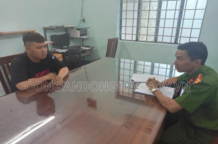 Lấy lời khai đối tượng Tr. Ng. V. Kh. Ảnh: CA Đồng Nai