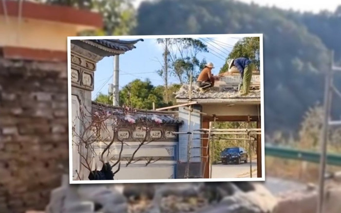 Mong con thoát ế, cha mẹ bỏ ra tiền tỷ xây lại cổng 'phong thủy' Ảnh 2