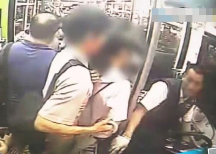 3 học sinh phối  hợp để bắt 'yêu râu xanh' trên xe buýt. Ảnh minh họa