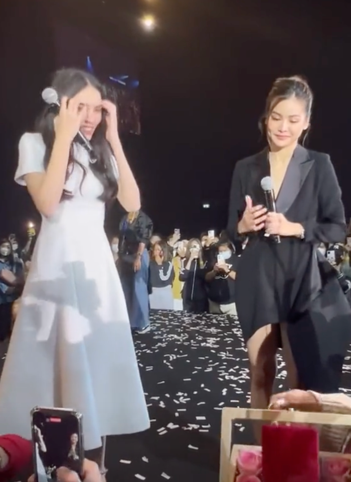 Có vẻ 'chuyện tình' của Engfa Waraha và Charlotte Austin chỉ là một cách để thu hút sự chú ý của người hâm mộ. 