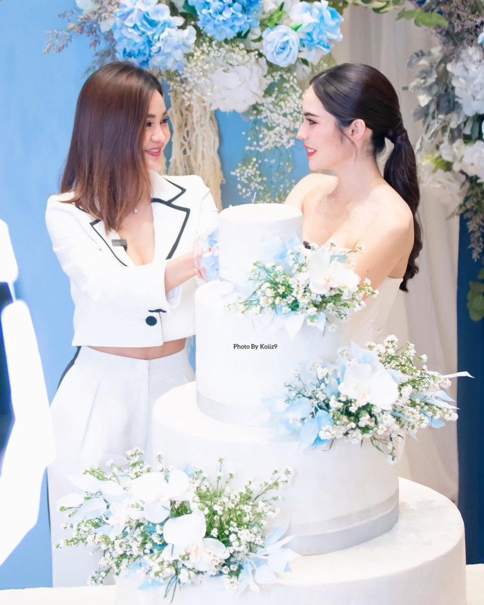 Trang chủ của Miss Grand Thailand đăng tải nhiều ảnh của Engfa Waraha kết đôi cùng Charlotte nhiều đến mức khiến người hâm mộ cảm thấy 'ô dề'. 