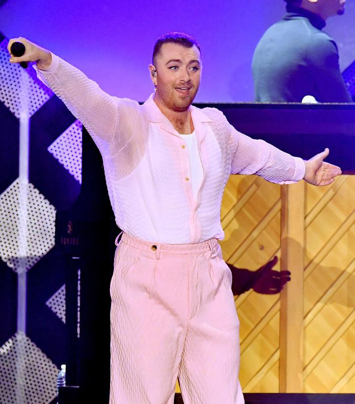 Sam Smith khiến fan 'bật ngửa ngỡ ngàng' với phong cách thời trang xuyên thấu, bó sát táo bạo Ảnh 3