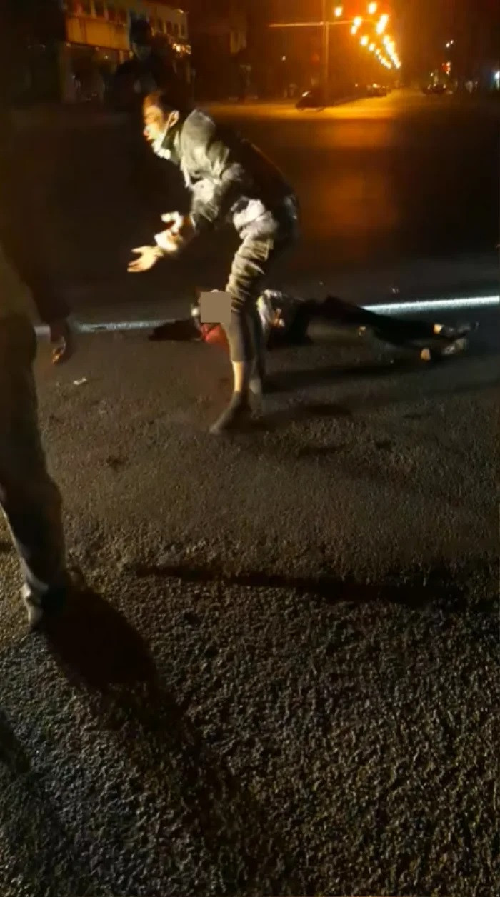 Người chồng hoảng loạn gào khóc khi thấy vợ nằm bất động sau vụ tai nạn 