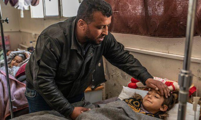 Bé gái Jinan tại bệnh viện sau khi được giải cứu khỏi đống đổ nát từ trận động đất. 