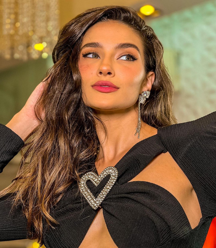 Hoặc kiểu ăn mặc sang trọng làm toát lên thần thái như một 'nữ hoàng sắc đẹp'. 