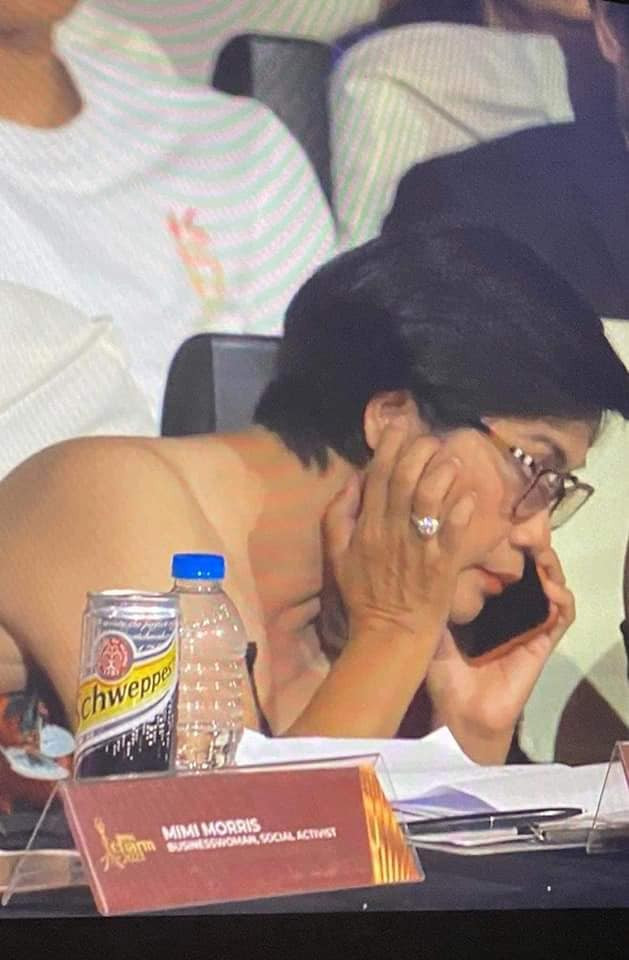 Ngoài ra, người xem không khỏi thất vọng khi liên tục nhìn thấy hình ảnh ban giám khảo mất tập trung, mải nghe điện thoại chứ không chú ý vào dàn thí sinh. 