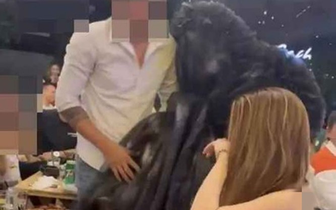 Được bạn trai tặng hoa, cô gái bất ngờ gây chú ý bởi bộ quần áo: Đến bó hoa trông còn kín đáo hơn! Ảnh 2