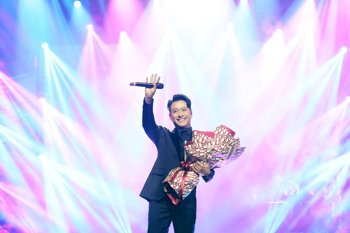 Nhiều ý kiến đã cho rằng, Tuấn Hưng đã biết tiết chế giọng hát của mình để trở nên sâu lắng và trải đời hơn theo thời gian