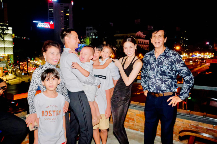 Không chỉ giúp đỡ Hồ Ngọc Hà chăm sóc các con, trong những dịp đặc biệt của con gái về công việc bà cũng có mặt