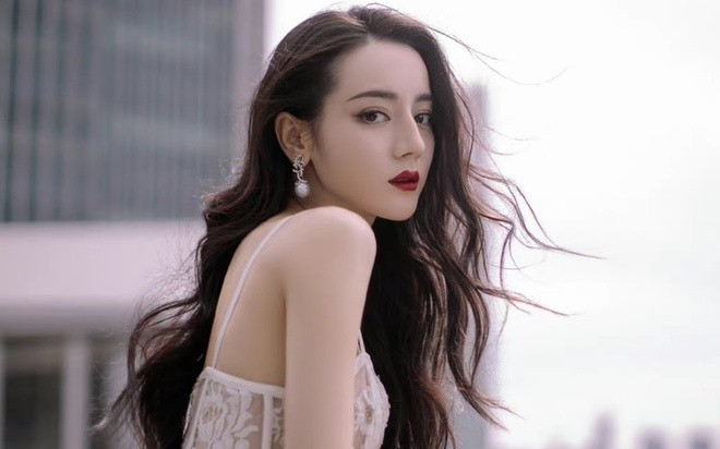 Địch Lệ Nhiệt Ba có hành động đáp trả tin đồn mang thai Ảnh 2