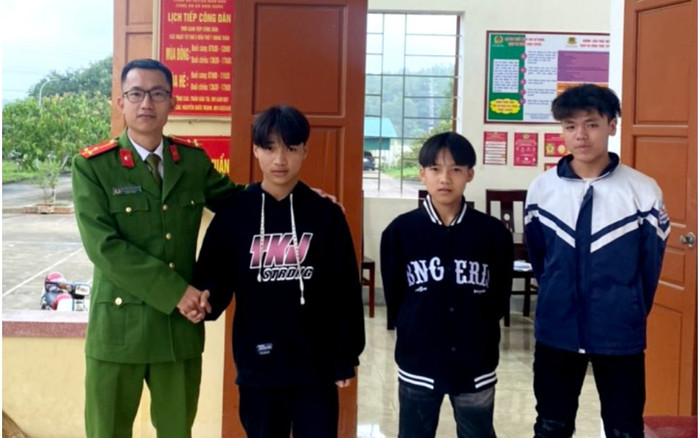 Lo lắng vì làm rơi số tiền chắt chiu bấy lâu, người phụ nữ bất ngờ nhận điều 'kỳ diệu' từ 3 em học sinh Ảnh 2