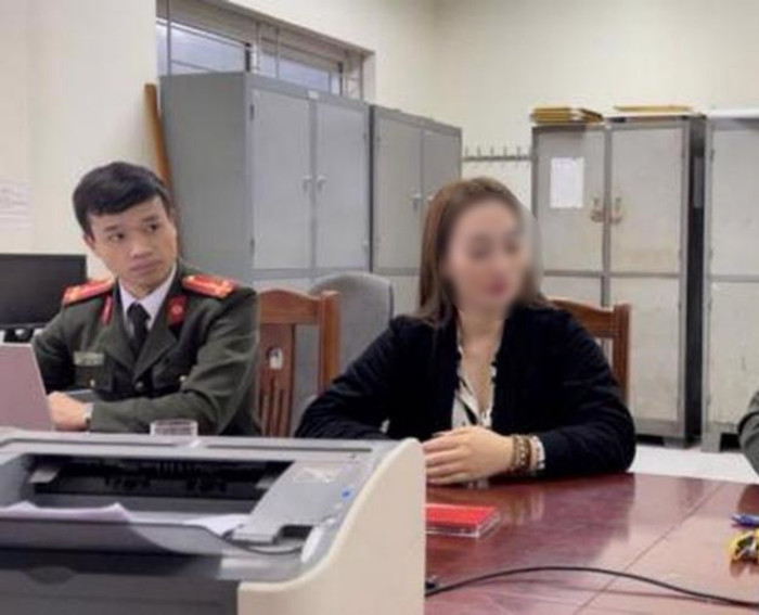 Trước đó, bà Trương Thị Hương (tay phải) bị công an xử phạt hành chính 7,5 triệu đồng. (Ảnh: CAND).