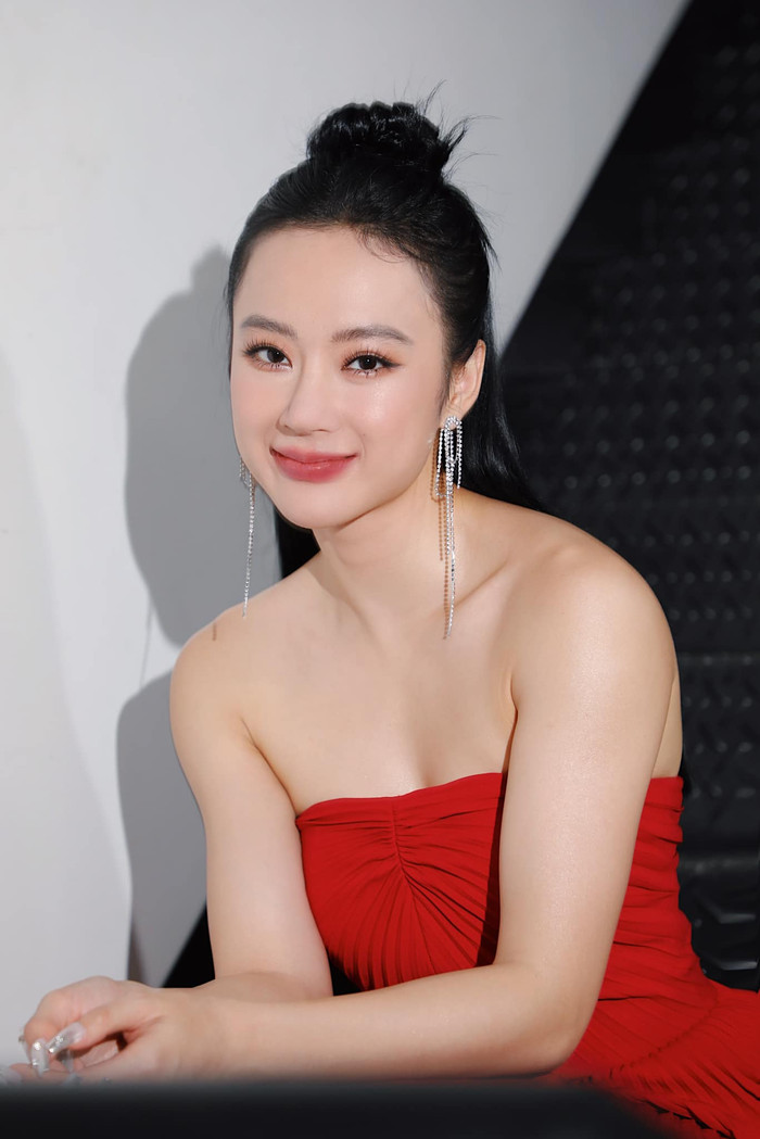 Angela Phương Trinh sở hữu nét đẹp trong veo hút mắt người nhìn.