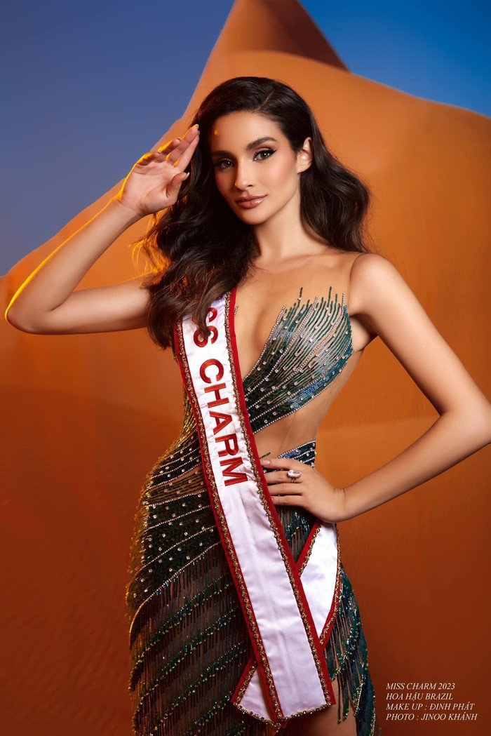 Tân Miss Charm gây ấn tượng với gương mặt thon gọn cùng ngũ quan sắc nét. Layout trang điểm tông nude khiến cô thêm phần quyến rũ. Được biết, nàng hậu sở hữu số đo ba vòng nóng bỏng là 89-61-92 cm.