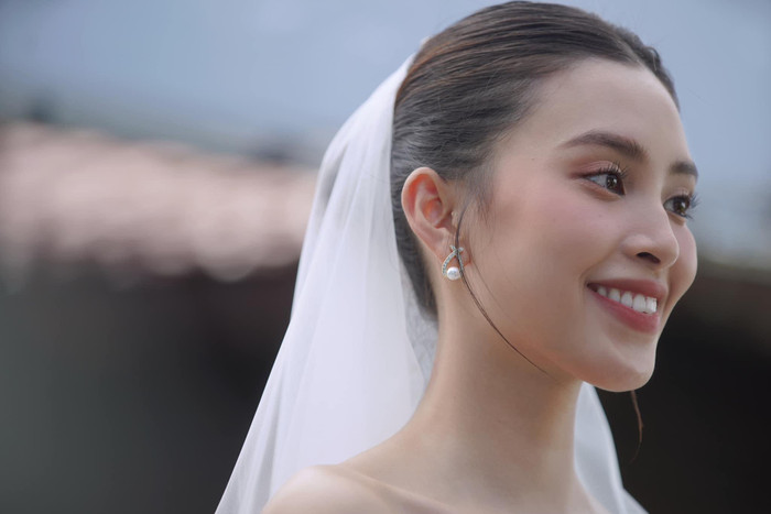 Trong từng bức hình, Tiểu Vy thể hiện được thần thái sắc lẹm chứng minh được danh xưng mỹ nhân của năm là sinh ra cho cô nàng. 
