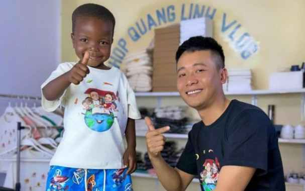 Lôi Con hát tiếng Việt cực sõi trên livestream, Quang Linh Vlog lập tức trả cát-sê 'khủng' Ảnh 2