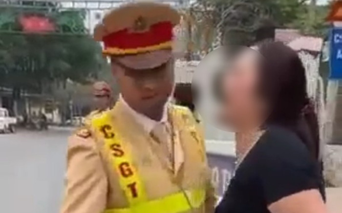 Tạm giữ hình sự người phụ nữ lăng mạ CSGT, đòi 'hôn em từ giờ cho đến chết' Ảnh 2