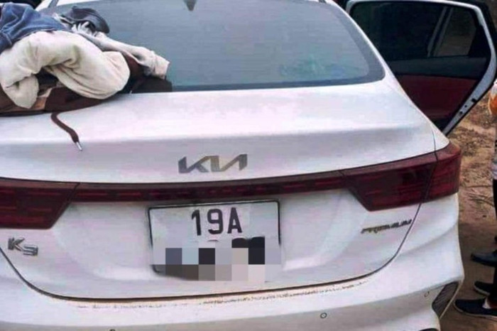 Chiếc ô tô người phụ nữ để lại hiện trường