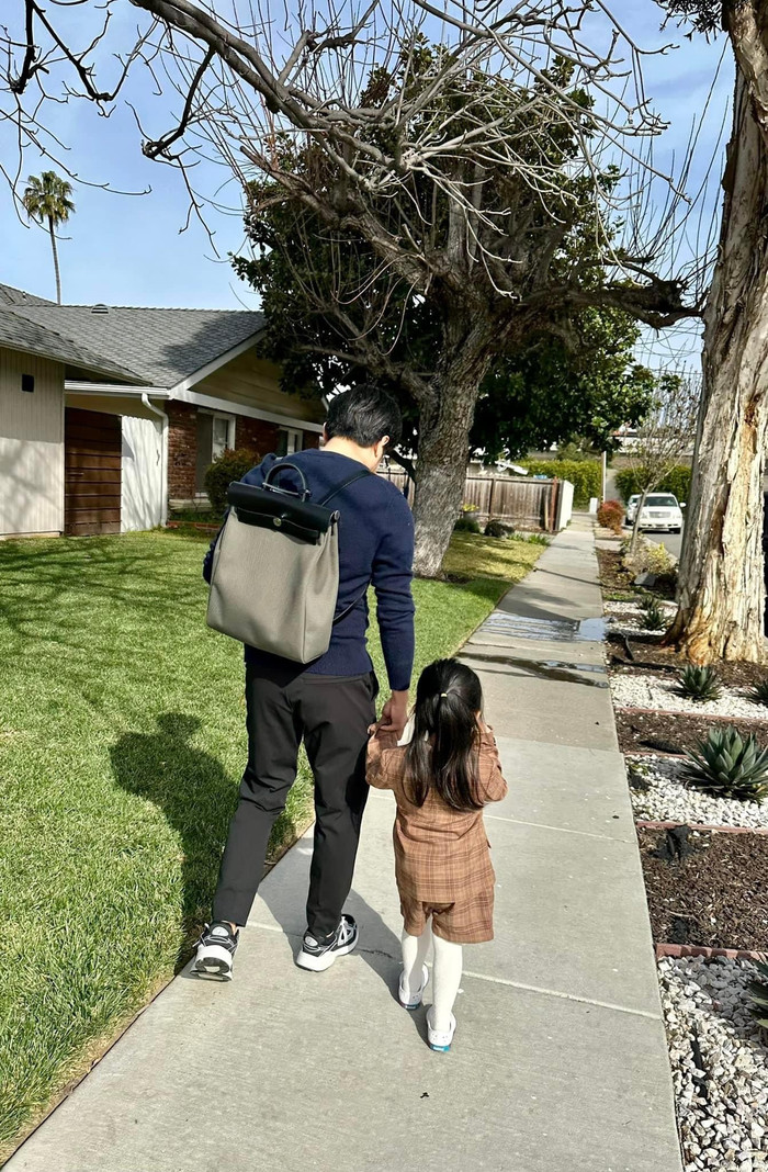  Cường Đô La xả kho khoảnh khắc cùng ái nữ đến trường. 