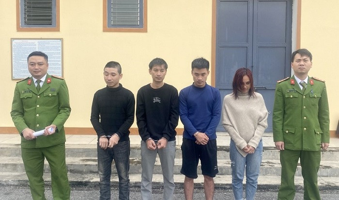 Trần Thị Thủy, Lê Trung Đức, Nguyễn Văn Hải và Bùi Huy Quyến (từ phải qua) tại Cơ quan Cảnh sát điều tra. Ảnh: Báo Hà Tĩnh