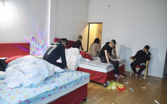 Sau tiệc sinh nhật, nhóm nam nữ thanh niên thuê nhà nghỉ mở 'tiệc thác loạn' Ảnh 2