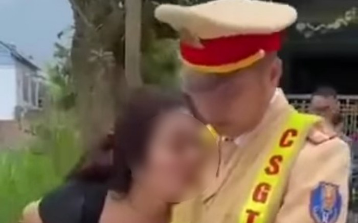 Nguyên nhân vụ người phụ nữ lăng mạ CSGT rồi đòi 'hôn em cho đến chết' Ảnh 2