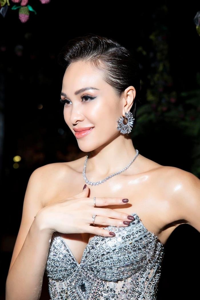 MC Phương Mai nói về sự cố suýt 'ngã ngửa' trong đêm chung kết Miss Charm 2023 Ảnh 1