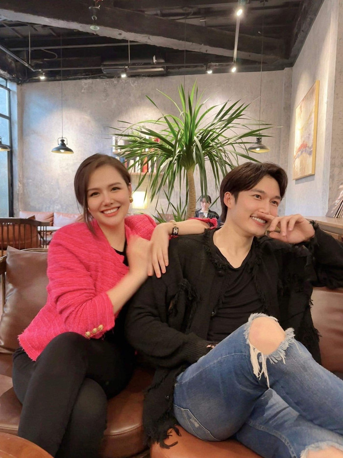 Đình Tú và Phanh Lee đều thể hiện tâm trạng vui vẻ khi gặp lại người đồng nghiệp thân thiết