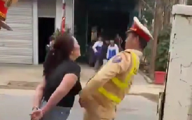 Thông tin bất ngờ về người phụ nữ lăng mạ CSGT rồi đòi 'hôn em cho đến chết' Ảnh 2