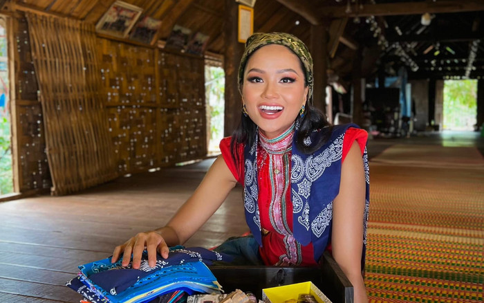 H'Hen Niê được một fan 'chơi lớn' tặng tiền đô Ảnh 2