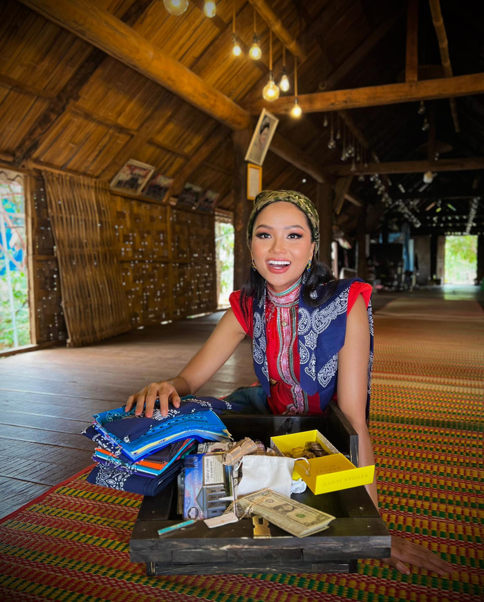 H'Hen Niê nở nụ cười rạng rỡ khi nhận được món quà đầy đặc biệt