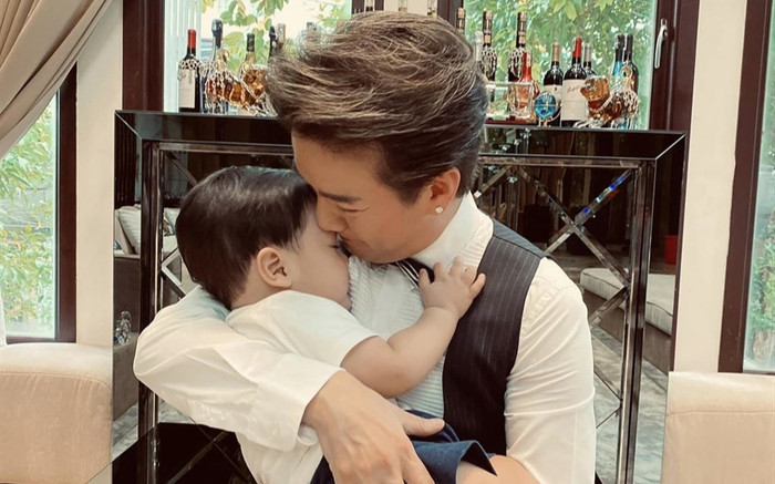 Quý tử nhà Đàm Vĩnh Hưng đích thân chọn đồ cho ba, nói một câu khiến nam ca sĩ 'tan chảy' Ảnh 2