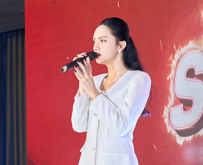 Hương Giang bất ngờ thông báo rẽ hương sang lĩnh vực kinh doanh.