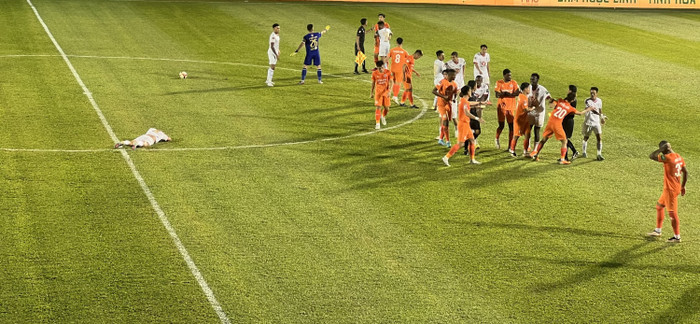 Sau pha phạm lỗi thô bạo của Phan Văn Đức, cầu thủ hai đội xảy ra xô xát. 