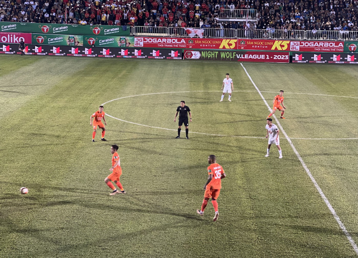 Trọng tài Nguyễn Ngọc Châu bị khán giả phản ứng.