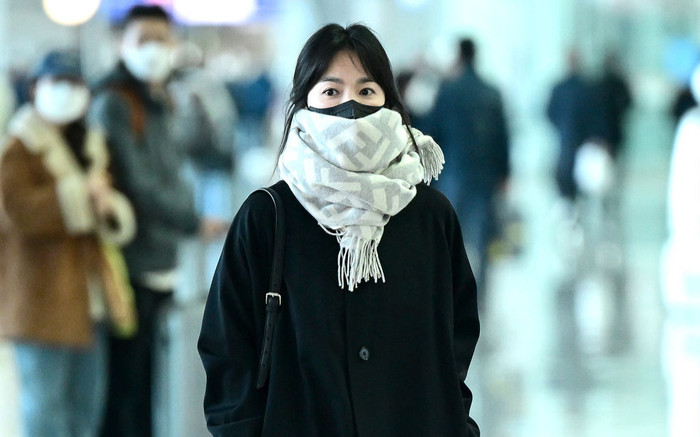 Nối gót chồng cũ, Song Hye Kyo cũng xuất hiện tại sân bay, chỉ một chi tiết khiến fan chạnh lòng Ảnh 2