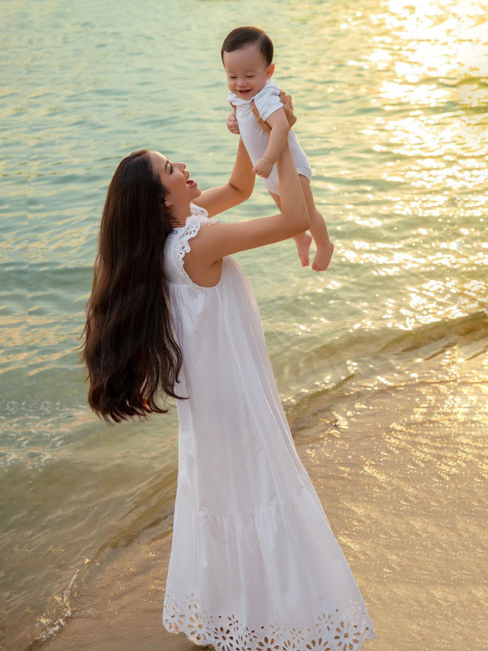 Hiện tại, người đẹp đã tìm được bến đỗ hạnh phúc bên chồng doanh nhân cùng hai thiên thần nhỏ đáng yêu.