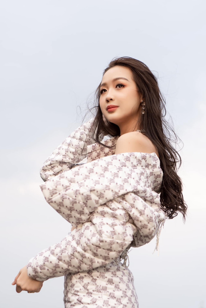 Loạt ảnh mới của Bảo Ngọc nhận được rất nhiều lời khen ngợi của netizen. Khi mới lướt qua, nhiều người nhầm lẫn cô với nữ diễn viên Park Min Young của Hàn Quốc. Có thể thấy nhan sắc của Hoa hậu Liên lục địa 2022 đã thăng hạng hơn rất nhiều sau khi cô tìm được layout trang điểm và kiểu tóc phù hợp với gương mặt.