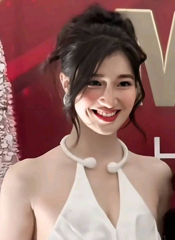 Với nhan sắc được khán giả ưu ái gọi là 'thần tiên tỷ tỷ thế hệ mới', Phương Nhi luôn gây sốt mỗi khi xuất hiện. Bức ảnh trong ống kính của 'team qua đường' đã gây sốt khắp cõi mạng, mỗi bài đăng đều nhận được hàng nghìn lượt thích và tương tác.