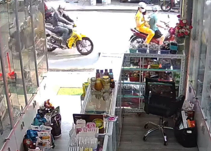 Người đi đường phát hiện nhưng chỉ ngoái đầu nhìn theo mà không có sự giúp đỡ nào