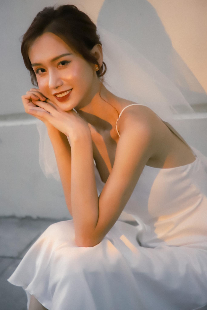 Việc Lynk Lee diện váy và đội voan trắng để thực hiện bộ ảnh này đã làm cho cô vô tình vướng vào nghi vấn chuẩn bị 'theo chồng bỏ cuộc chơi'