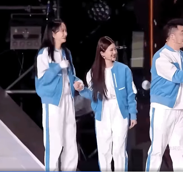 Trong khi Triệu Lộ Tư trang điểm kĩ càng thì Quan Hiểu Đồng lại chỉ makeup nhẹ nhàng. Cả hai khiến người hâm mộ tranh cãi nảy lửa xem rốt cuộc ai xinh đẹp hơn.