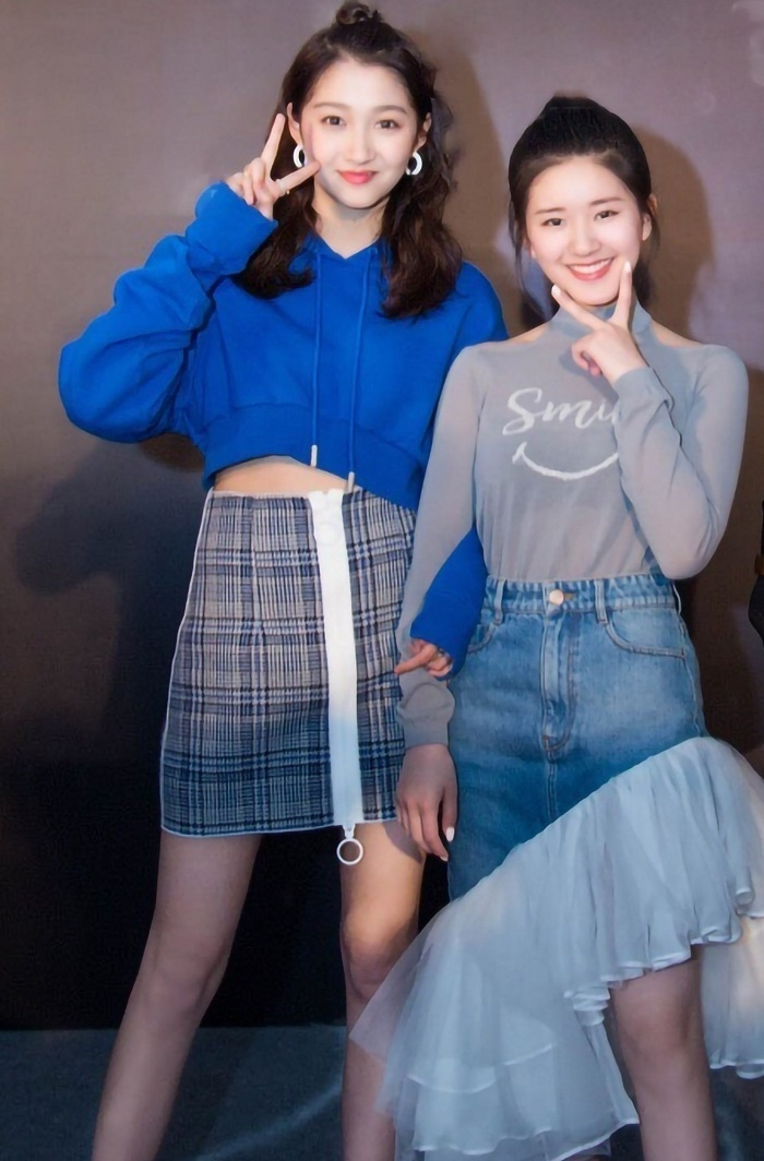 Quan Hiểu Đồng dễ “dìm” các đồng nghiệp đứng cạnh vì có chiều cao khủng và vóc dáng chuẩn như người mẫu. 