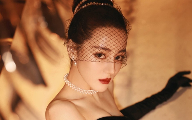 Sau tin đồn sinh con, Địch Lệ Nhiệt Ba bất ngờ bị 'đào' lại ảnh quá khứ, nhan sắc khiến fan ngỡ ngàng Ảnh 2