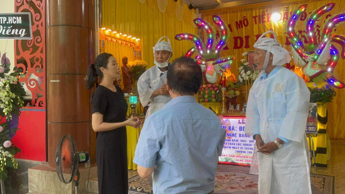 NSƯT Trịnh Kim Chi - Phó Chủ tịch Hội Sân khấu TP HCM có mặt từ sớm để cùng gia đình lo công tác hậu sự cho cố nghệ sĩ Thiên Kim. (Ảnh: Fanpage Bí Mật VBIZ)