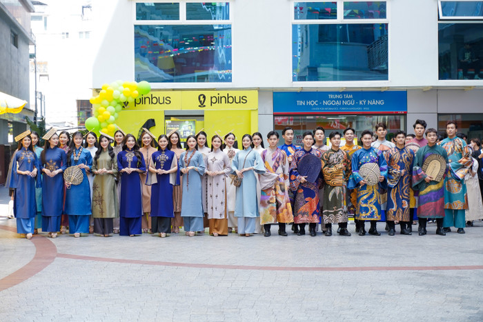 Vừa qua, Top 20 Miss HUTECH 2023 đã có màn trình diễn BST Áo dài 'Việt Nam tươi đẹp' của NTK Việt Hùng