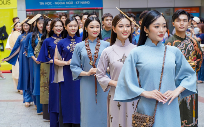 Top 20 Miss HUTECH 2023 thướt tha, duyên dáng trong BST Áo dài 'Việt Nam tươi đẹp' của NTK Việt Hùng Ảnh 2