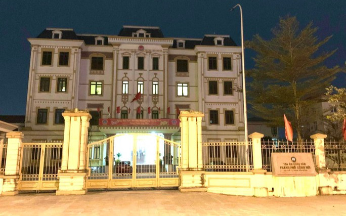 Vừa đẩy cửa, người nhân viên kinh hãi với cảnh tượng trong phòng làm việc Phó Chánh án Ảnh 2