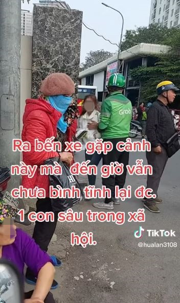 Tiếp đó, thanh niên này đưa tay đụng chạm vòng 1 của cô gái. Ảnh cắt từ clip